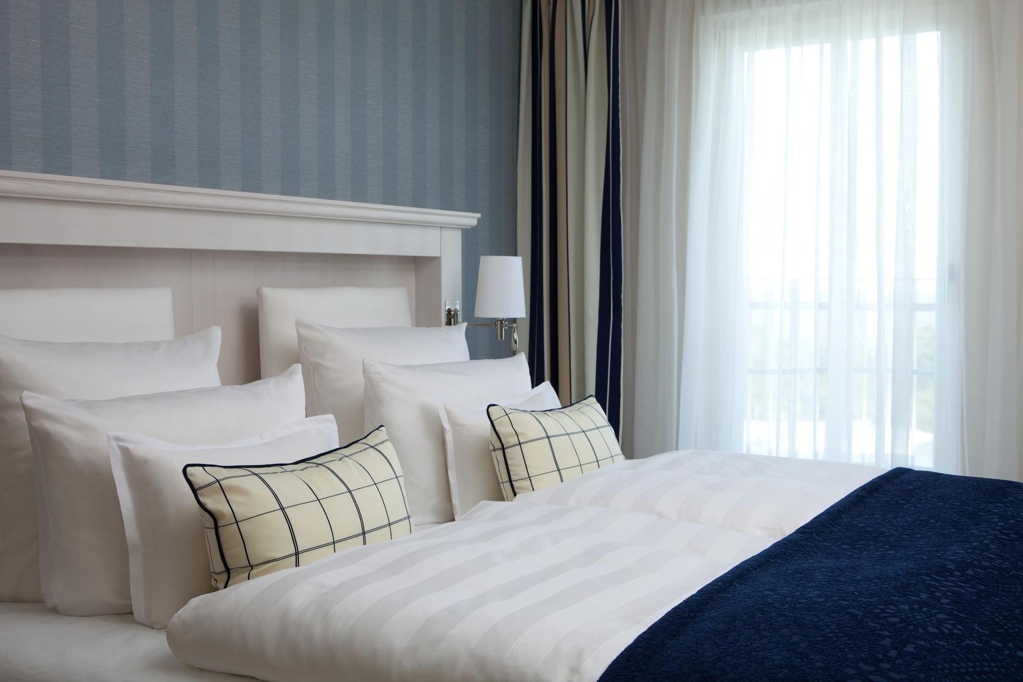 Steigenberger Grandhotel & Spa Heringsdorf Exterior foto A bed with a bed runner