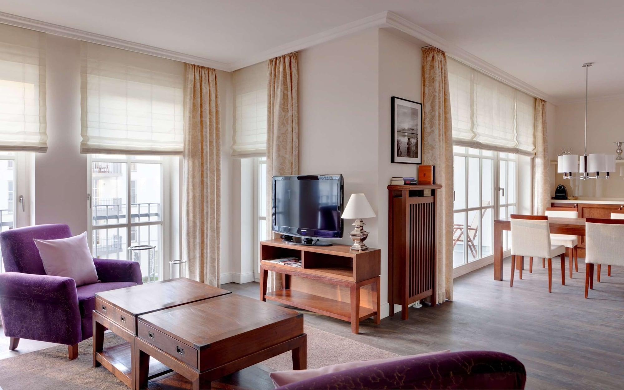 Steigenberger Grandhotel & Spa Heringsdorf Exterior foto A living room with a television