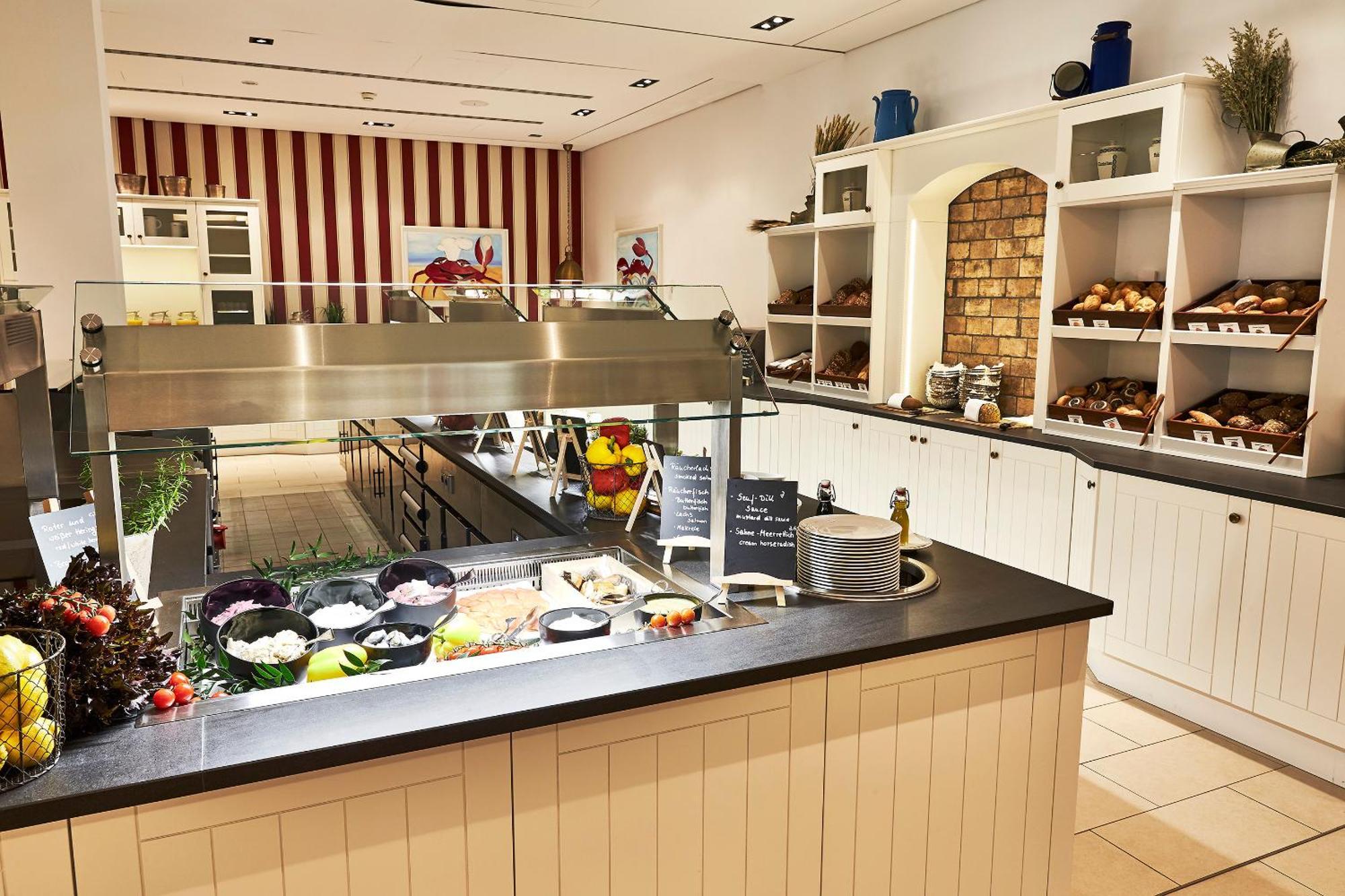 Steigenberger Grandhotel & Spa Heringsdorf Exterior foto A buffet at a hotel